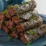 Canudo de gergelim com tartar de salmão